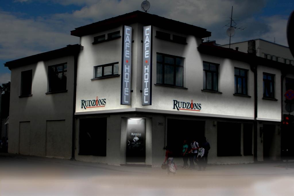 Cafe Hotel Rudzons Madona Exterior photo